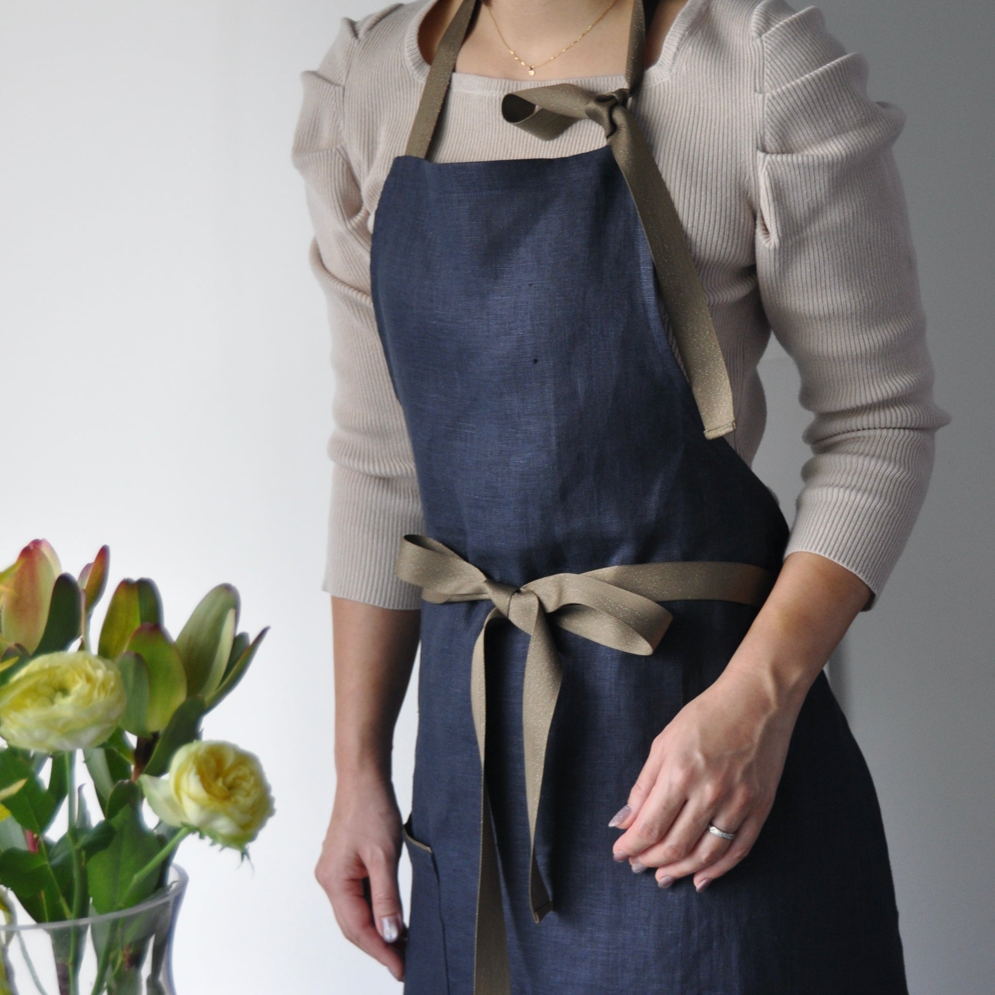 リネンエプロン / ネックストラップ - チャコールグレー x オリーブ