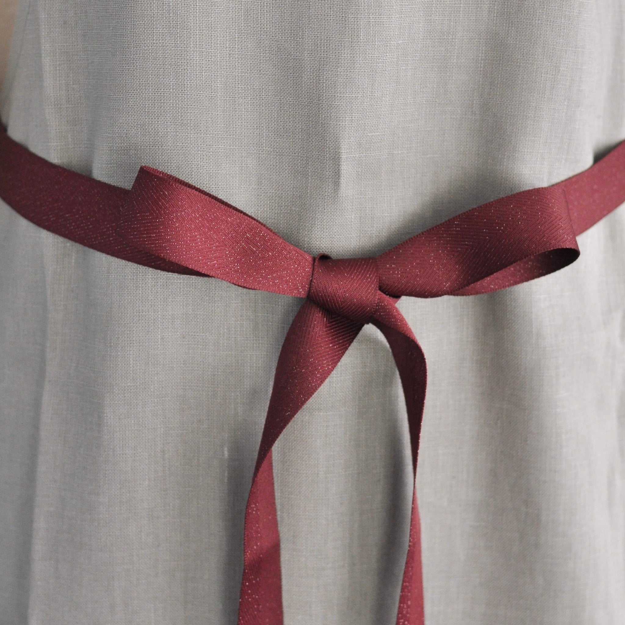 リネンエプロン / ショルダーストラップ - グレージュxレッド – GIVERNY