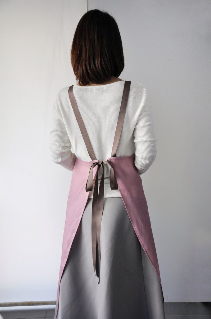 スモーキーローズエプロン後ろ結びの後ろ姿