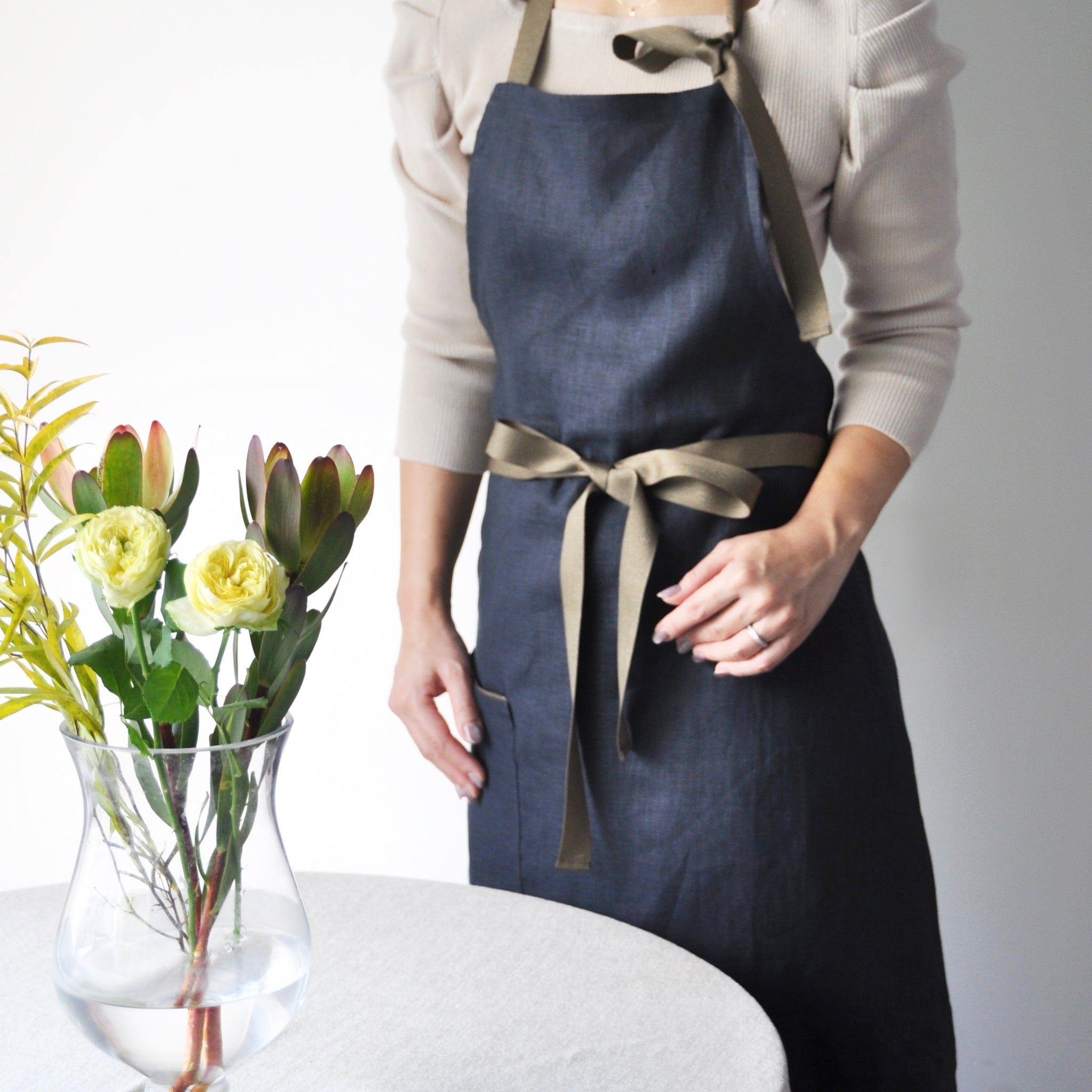 稽古着エプロン　フレンチリネン　チャコール　7-13号 リネンエプロン / ネックストラップ - チャコールグレー x オリーブ