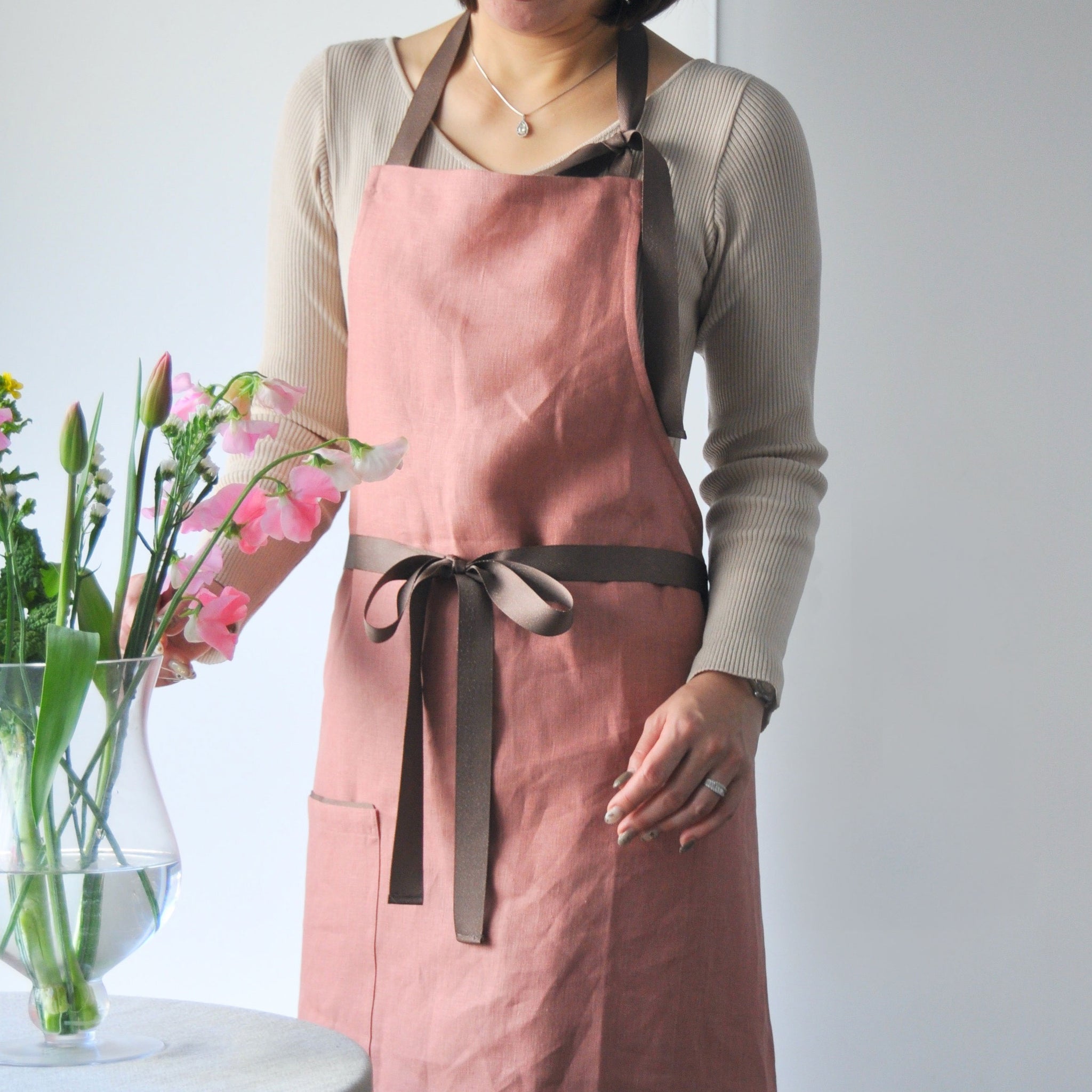 Merci エプロン ピンクベージュ ベラルーシリネン エプロン（エプロン）｜Madu（マディ）｜HAKKA公式