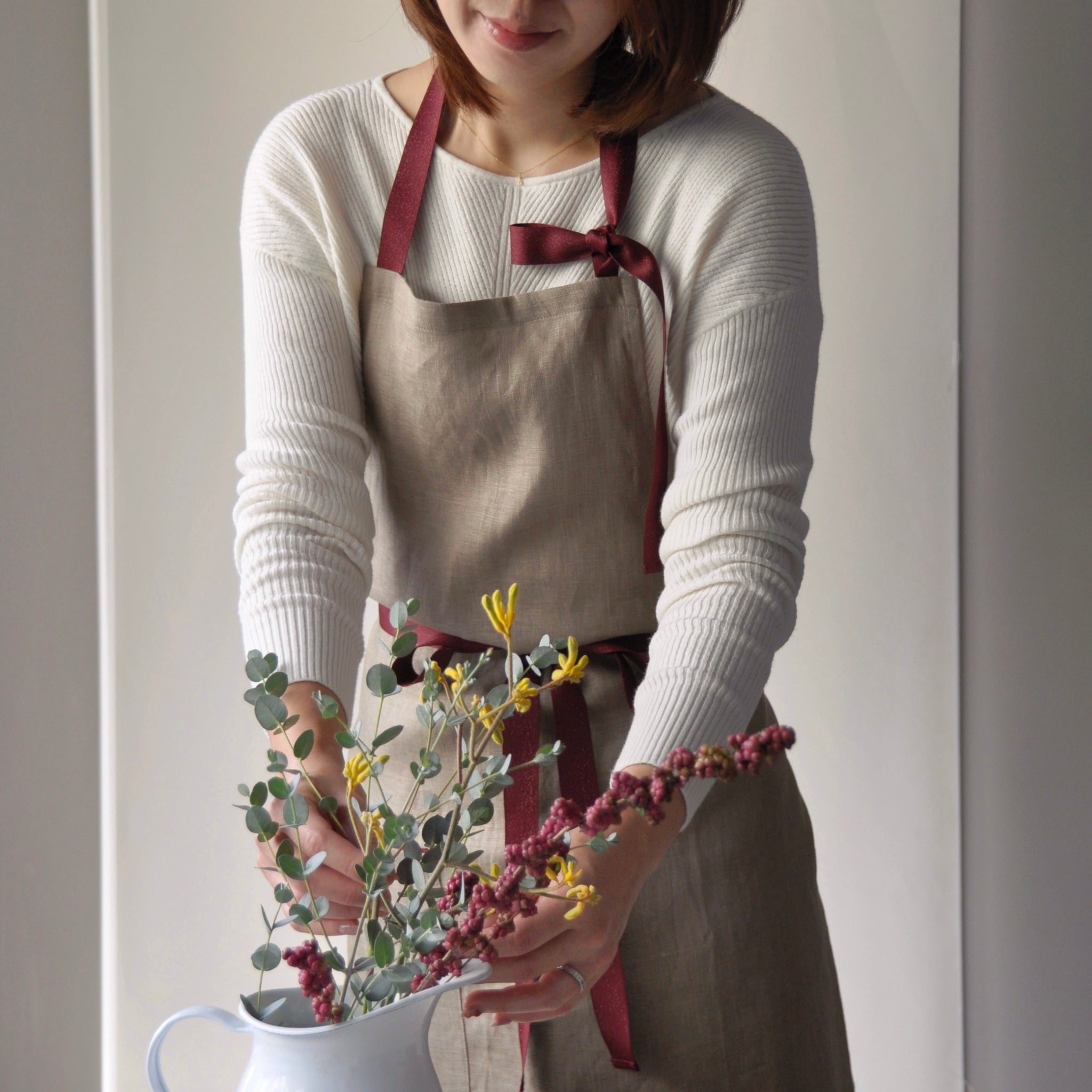 アンティーク フランス アイレット刺繍スカラップリネン ベルギーリボン付エプロン アンティークフランス 細やかなアイレット&スカラップ&花文字刺繍